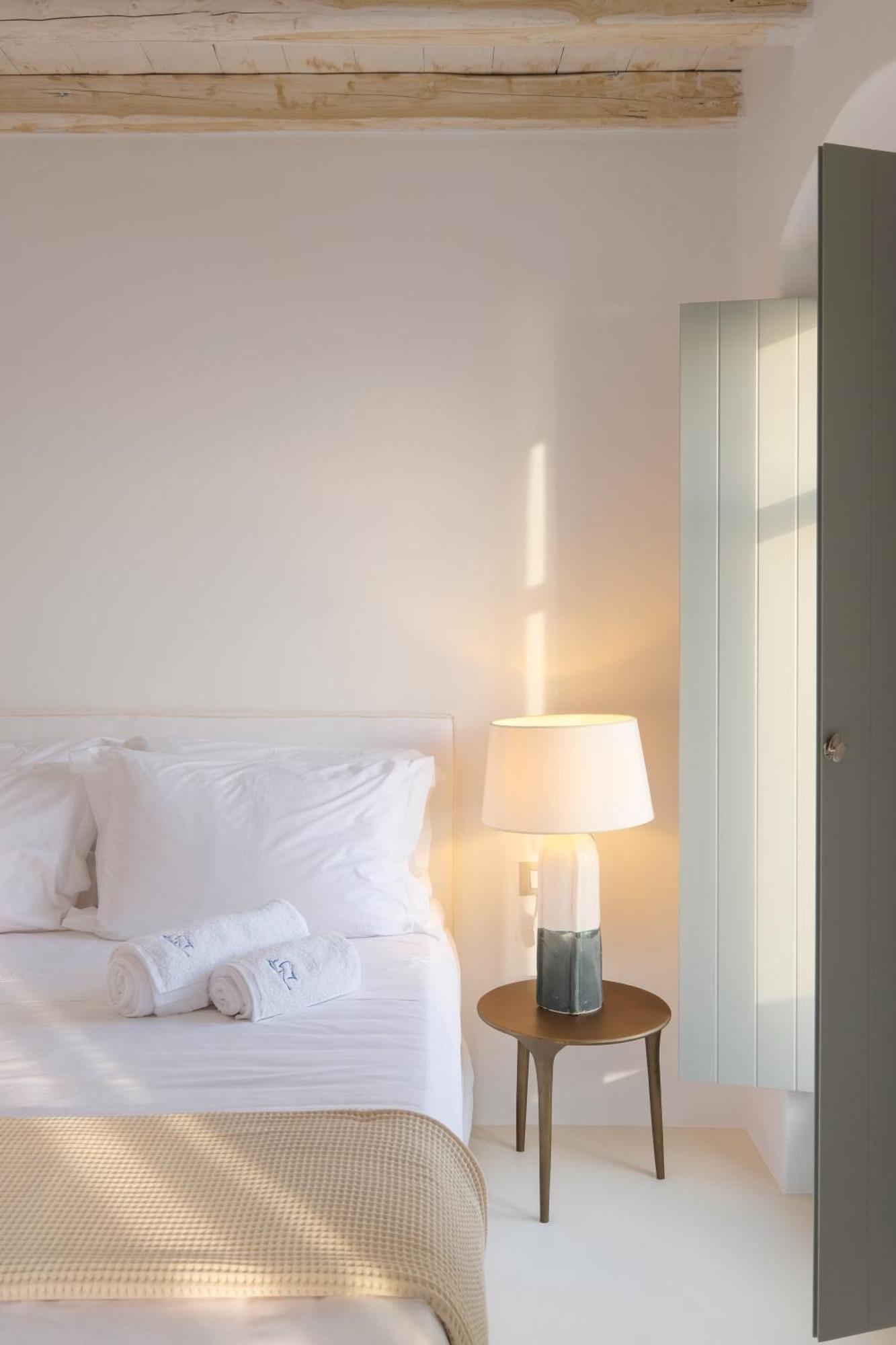 Odyssey Rock Milos Sunset Suites Plaka  Bagian luar foto
