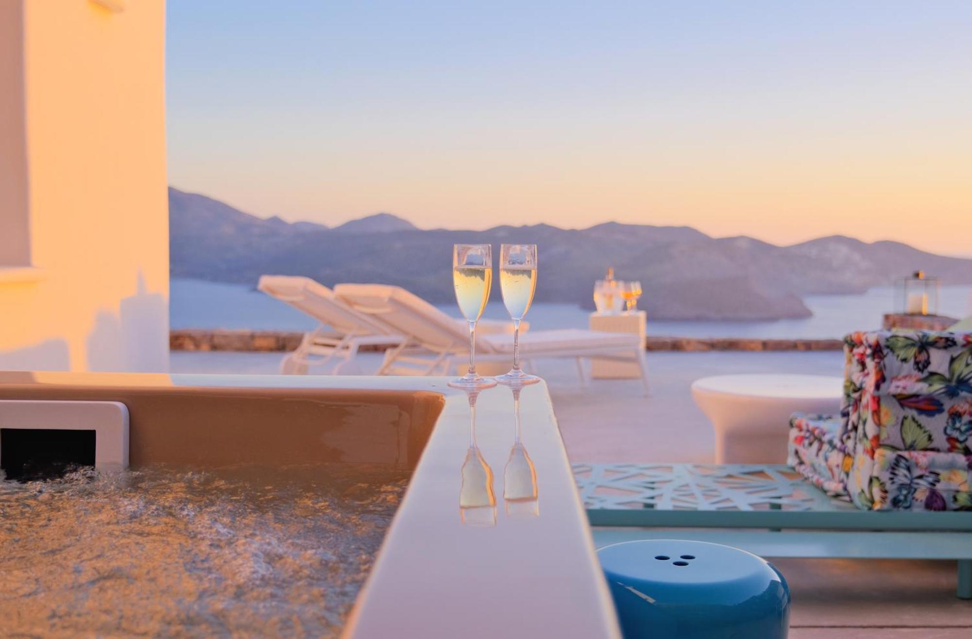Odyssey Rock Milos Sunset Suites Plaka  Bagian luar foto