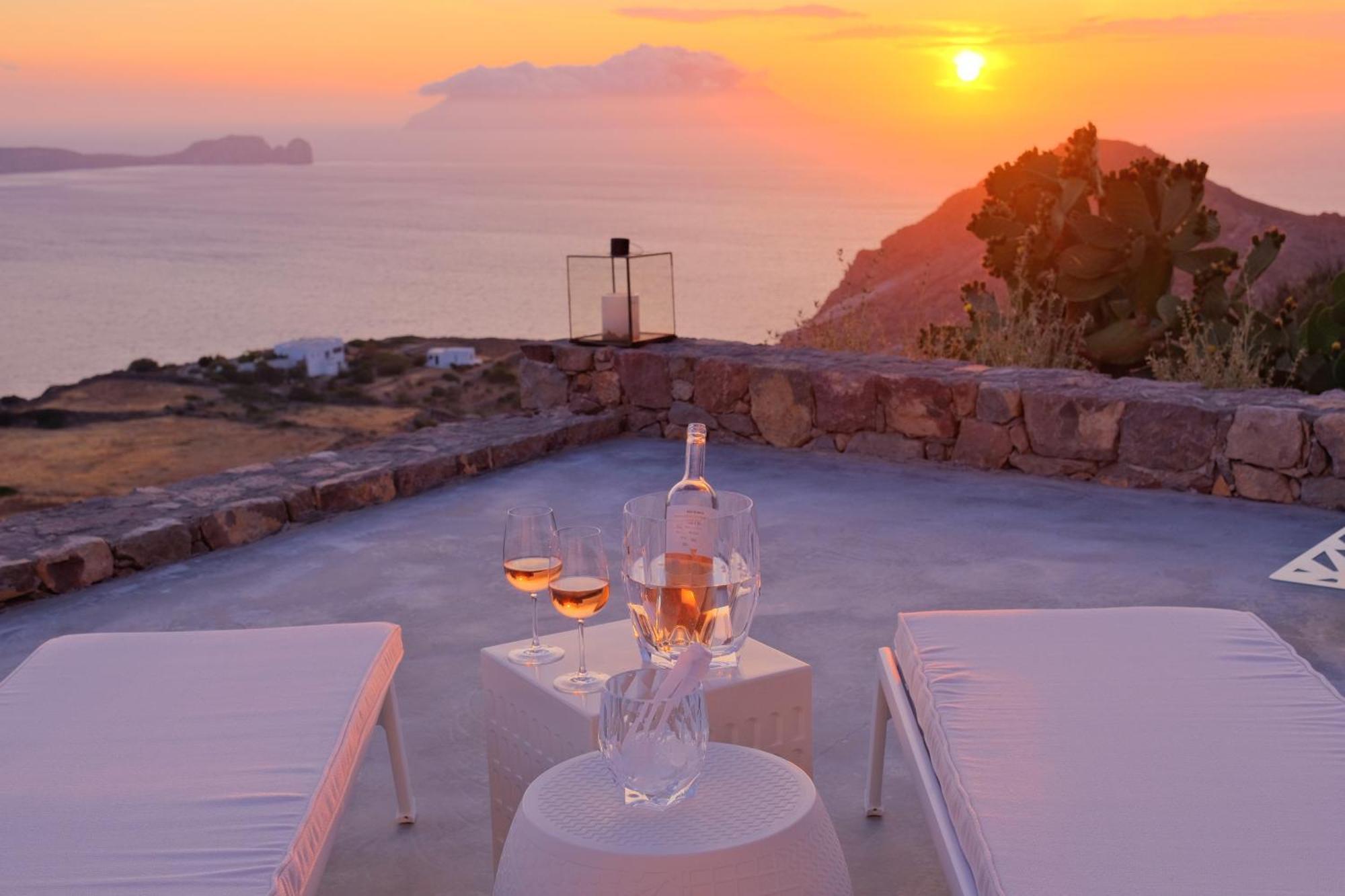 Odyssey Rock Milos Sunset Suites Plaka  Ruang foto