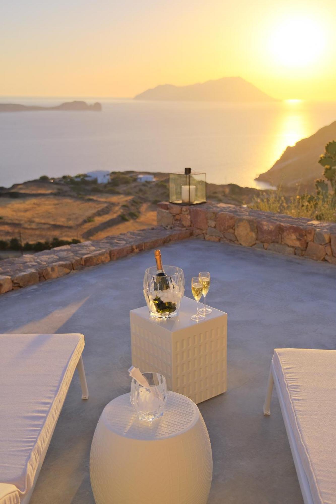 Odyssey Rock Milos Sunset Suites Plaka  Ruang foto