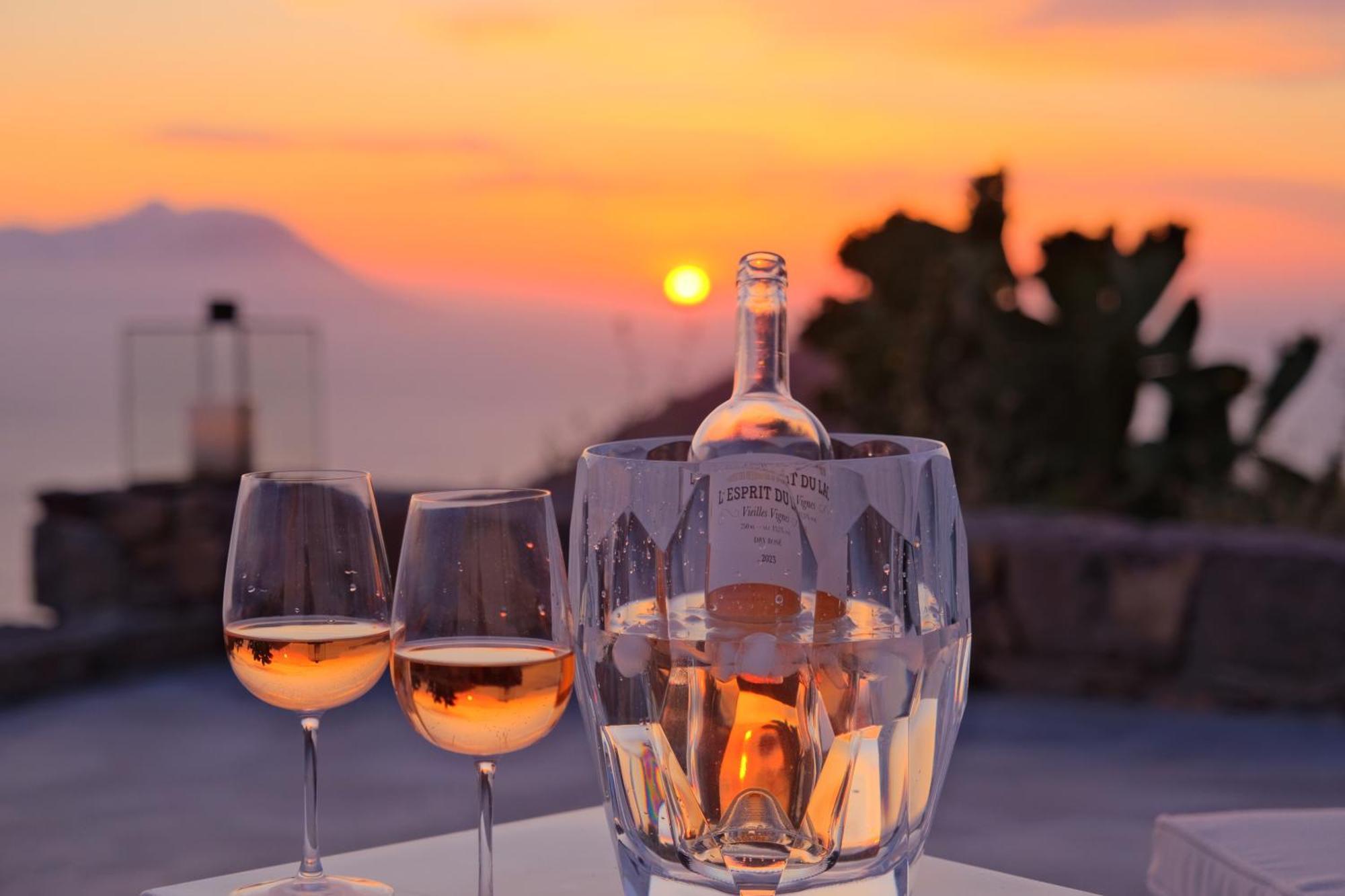 Odyssey Rock Milos Sunset Suites Plaka  Ruang foto