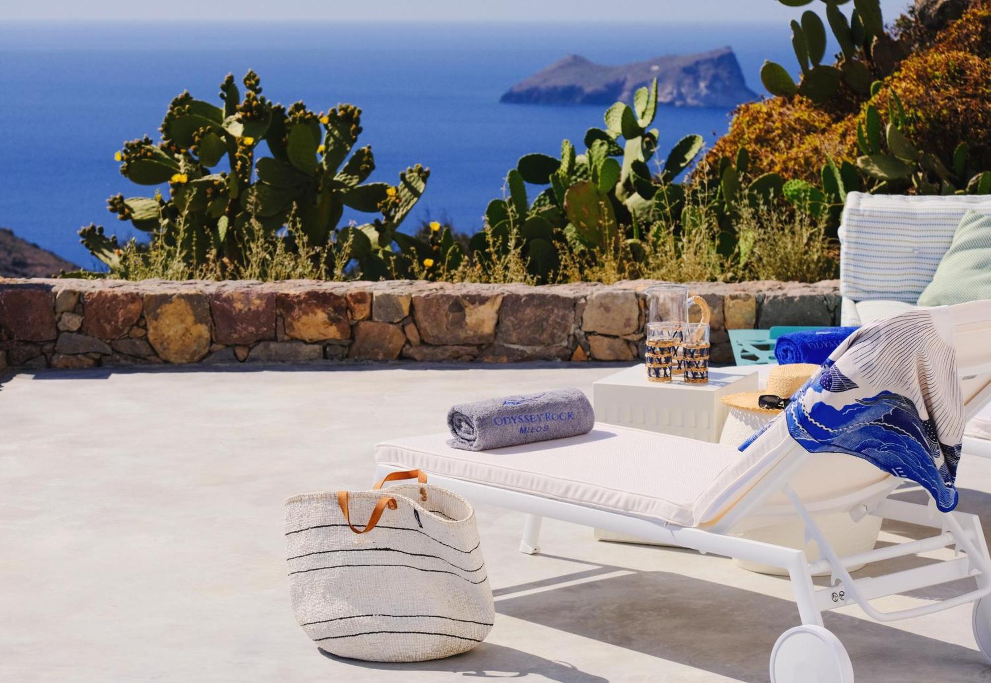 Odyssey Rock Milos Sunset Suites Plaka  Ruang foto